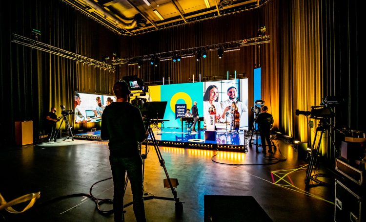 Studio mit LED-Wänden fur digitalen Stream