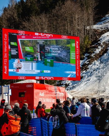 Mobiler LED-Bildschirm bei Ski-Weltcup-Veranstaltung