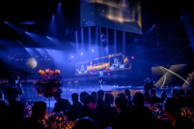 Spektakuläre Show beim Geschäftsessen