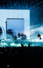 Écrans LED sur la scène de l'événement 'Down The Rabbit Hole'.