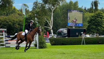 Écran LED mobiles sur la piste de Equestrian.