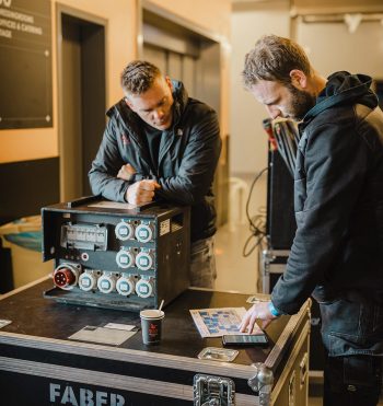 Les employés de Faber travaillent sur la construction de la scène