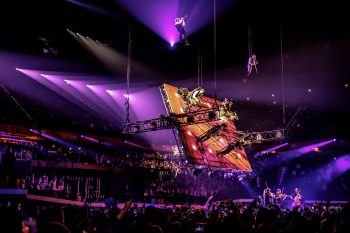 Musiciens volants pendant le spectacle