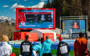 Plusieurs écrans LED pour suivre l'action sur les pistes.