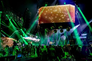 Un show spectaculaire lors d'un dîner d'affaires