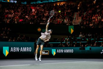 Boarding LED pendant un match de tennis