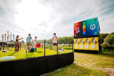Jeux sur grand écran pendant le festival de musique