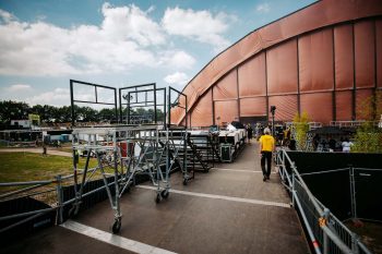 Opbouw LED-schermen Lowlands festival door Faber.
