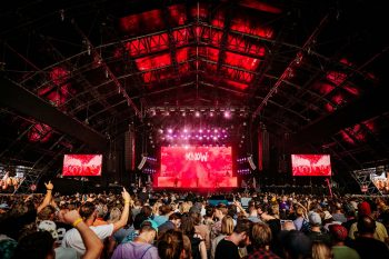 Lowlands hangar voorzien van LED schermen