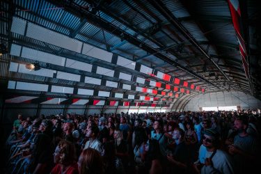 Lowlands hangar over de hele lengte voorzien van LED schermen.