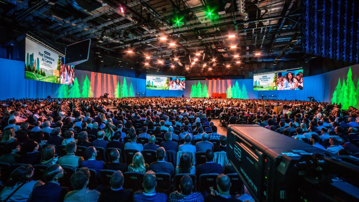 Grote LED-schermen tijdens Salesforce conferentie in London