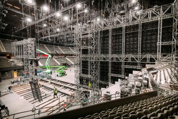 Opbouw schermen Eurovisiesongfestival Rotterdam Ahoy