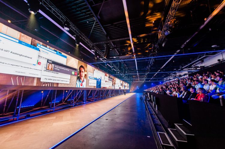 Zakelijk evenement met groot LED-scherm