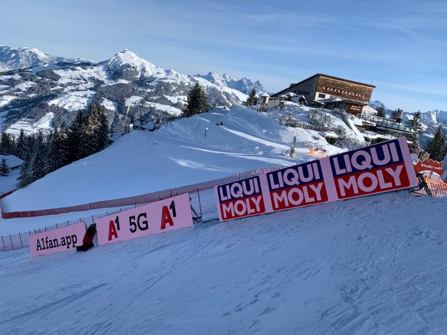 LED boarding langs de piste tijdens World Cup