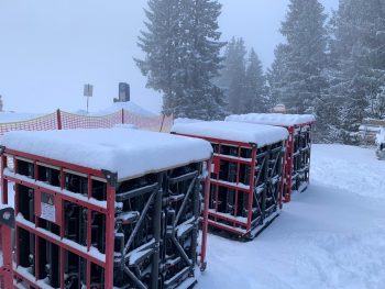 Kratten met LED panelen op de skipiste