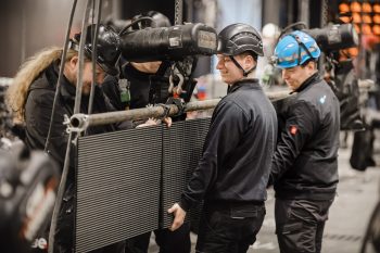 Faber medewerkers bouwen LED-scherm op