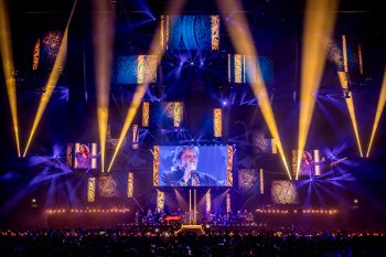 Holland zingt Hazes concert ondersteund met video projectie
