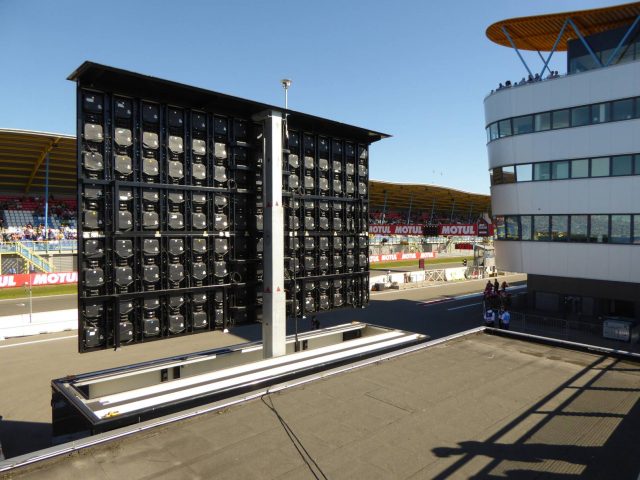 Achterkant mobiel led scherm op TT Circuit