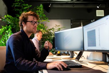 Collega's op kantoor aan het werk bij Faber