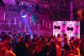 LED strips en kubus tijdens corporate evenement.