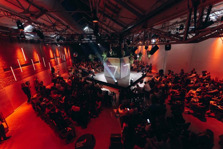 LED-cube bij de Youtube works awards 2022