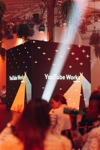 LED kubus bij zakelijk evenement