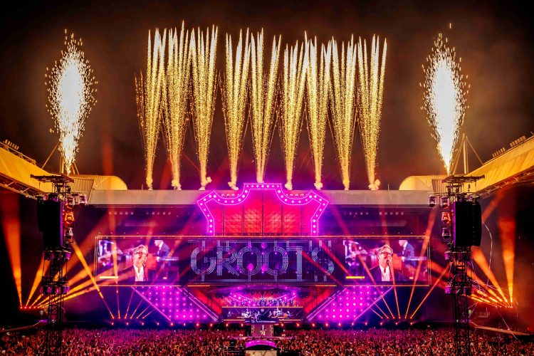 Vuurwerkshow in Philips Stadion Eindhoven tijdens concert Guus Meeuwis.