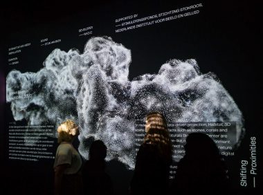 Projectie op wand in het Nxt Museum Amsterdam