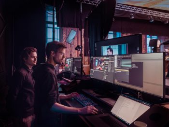 Medewerkers verwerken video content
