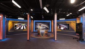 Grote schermen in tv studio Viaplay