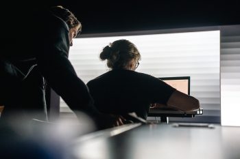 Medewerkers Faber werken aan projectie bij BBC Earth Experience