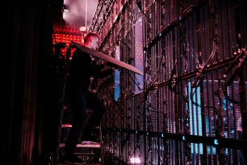 Technicus van de Faber Academy bezig met opbouwen van LED-scherm in Rotterdam Ahoy