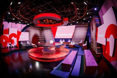 Televisie studio De Vooravond voorzien van groot LED scherm