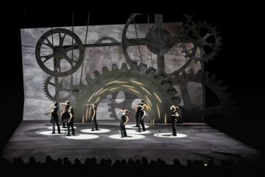 Theatershow ondersteund door projectie en projectoren
