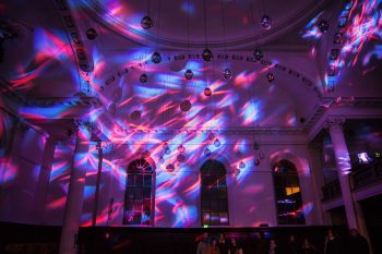 Visuele vormen en grafische projectie in grote ruimte