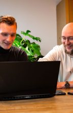 Marco Blomsma en Rueben van der Peet werken aan content voor stage design