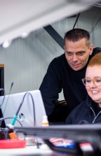 Dennis Hofman manager Repair Center samen met collega.