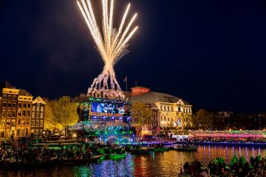 LED scherm en vuurwerk show