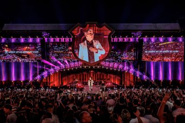 Diverse LED-schermen en live registratie muziek evenement Groots met een zachte G