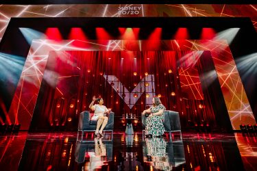 Money20/20 Europe podium met diverse LED schermen
