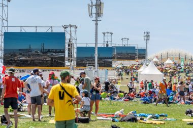 Meerdere LED-schermen tijdens evenement