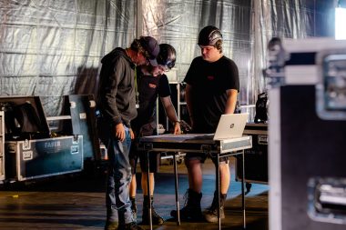 AV techneuten bespreken opbouw outdoor festival