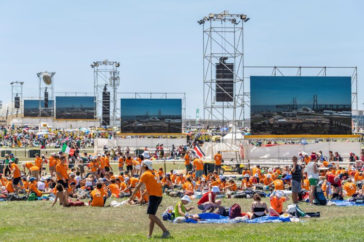 Meerdere LED-schermen tijdens Wereldjongerendagen 2023