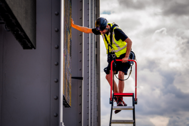 Technicus bezig met LED-scherm