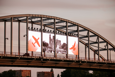 Grote LED-schermen bij evenement Bridge To Liberation