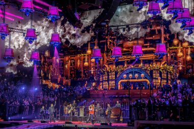 Kraantje Pappie en Guus Meeuwis en meerdere artiesten op podium Vrienden van Amstel LIVE
