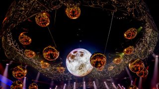 LED Sphere als maan verwerkt in visuele show