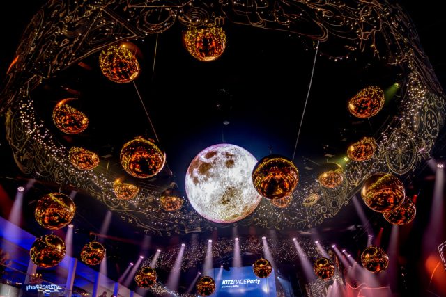 LED Sphere als maan verwerkt in visuele show