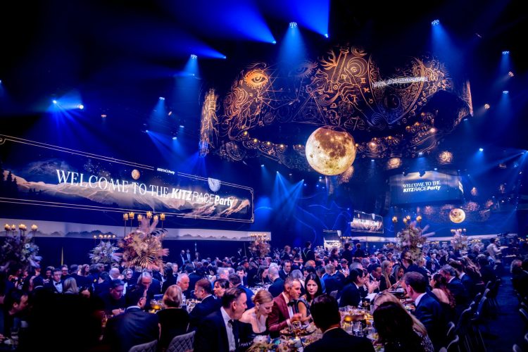Spectaculaire show tijdens zakelijk diner met LED Sphere