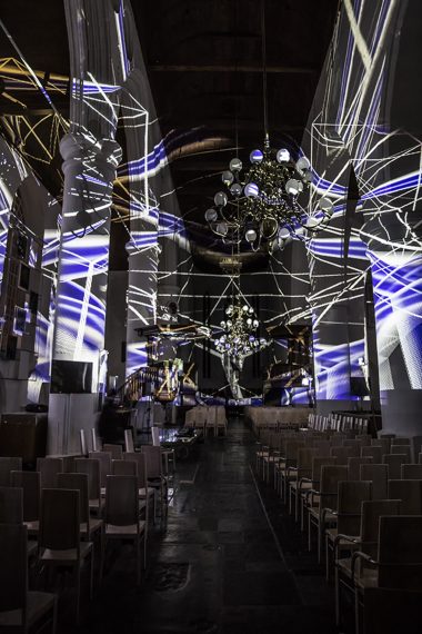 Creatieve projectie in grote zaal